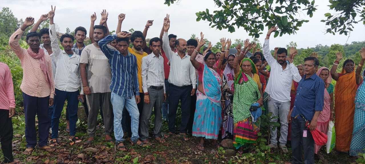 Bokaro News : कारो परियोजना के विस्तार को लेकर ग्रामीणों ने पेड़ों को काटने से रोका