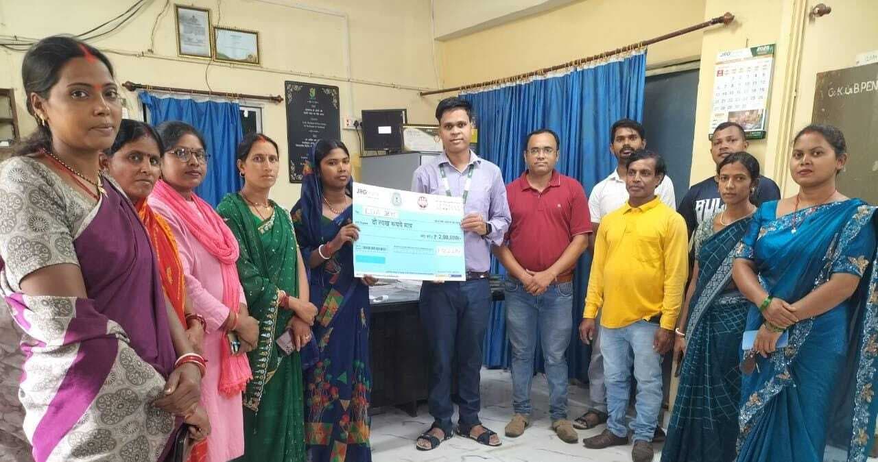 Bokaro News : कंजकिरो के दो आश्रितों को मिला बीमा योजना का लाभ