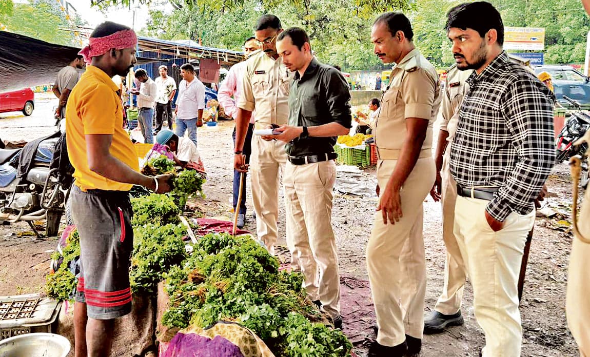 Jamshedpur News : गोलमुरी, साकची में प्लास्टिक को लेकर छापामारी, अक्षेस ने वसूला ₹25 हजार जुर्माना