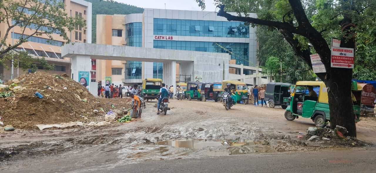 Jamshedpur News : नये एमजीएम अस्पताल के प्रवेश द्वार पर जल जमाव, कीचड़ से हो रही परेशानी