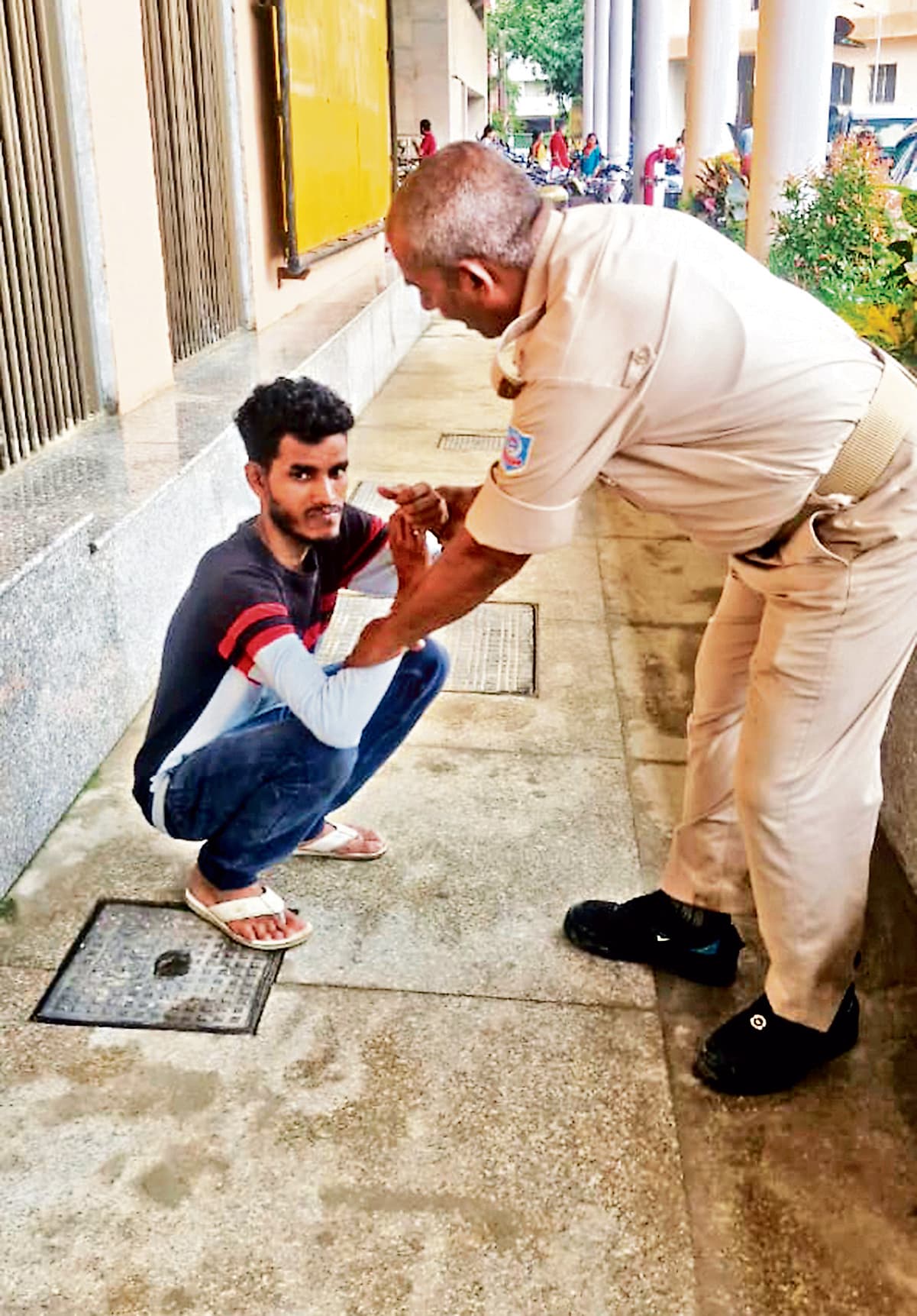 Jamshedpur News : डिमना एमजीएम में गुटखा खाते युवक पकड़ाया, ऐसे जोड़ने लगा हाथ-पैर