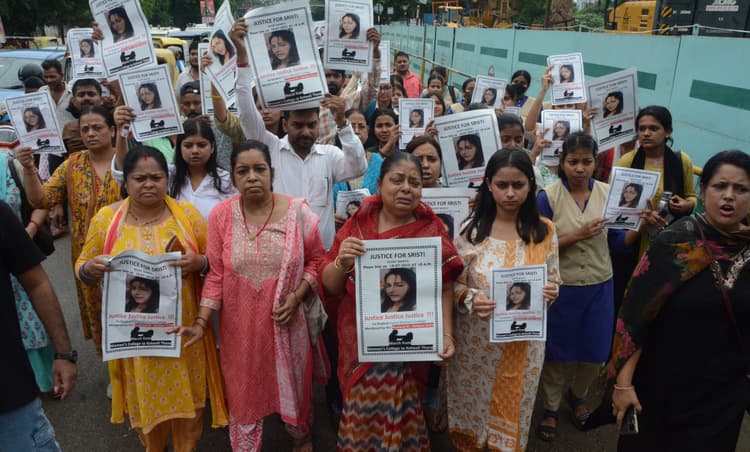 Patna News : सृष्टि की संदिग्ध परिस्थिति में मौत को लेकर छात्राओं ने निकाला मार्च