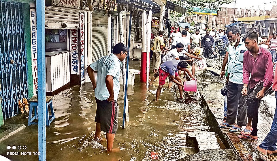 Dhanbad News : कई दुकानों में घुसा पानी, तालाब की मछलियां सड़क पर आयीं