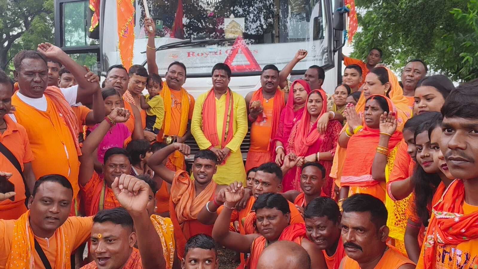 Dhanbad News : सांसद ने कांवरियों के जत्थे को किया रवाना