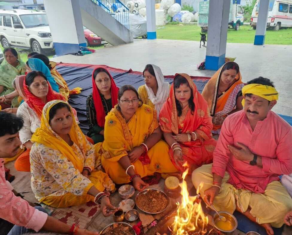 Dhanbad News : गुरु पूर्णिमा पर योग, यज्ञ व हवन का आयोजन