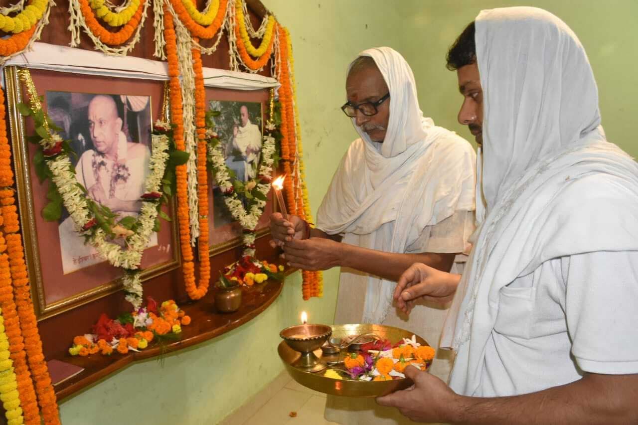 Dhanbad News: गुरु ब्रह्मा गुरु विष्णु, गुरु देवो महेश्वरा...