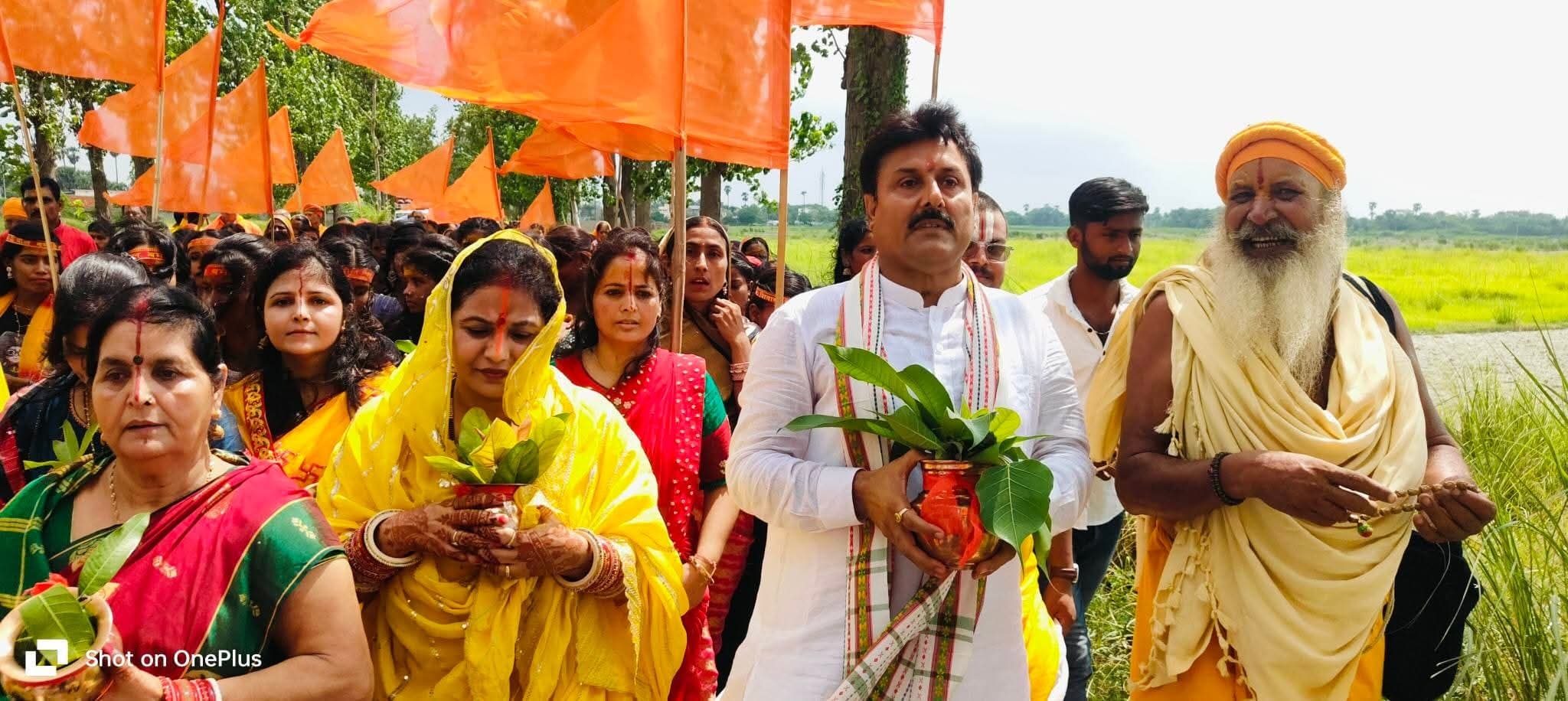 Motihari:  श्री श्री 1008 श्री शिव परिवार प्राण प्रतिष्ठा को ले निकली कलशयात्रा