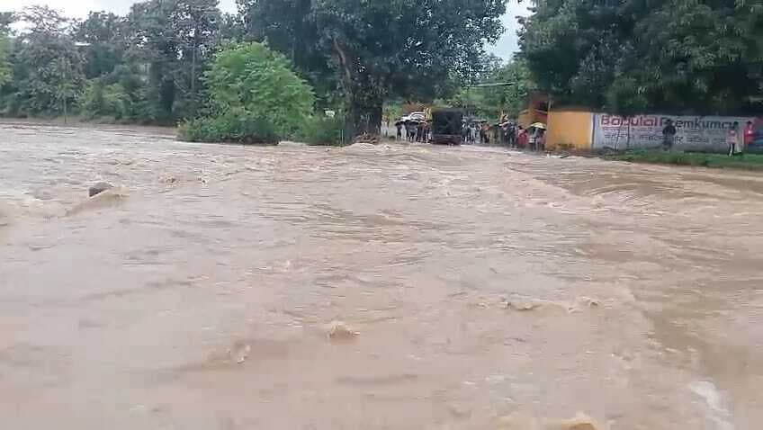 बारिश से पुलिया के ऊपर पानी का बहाव