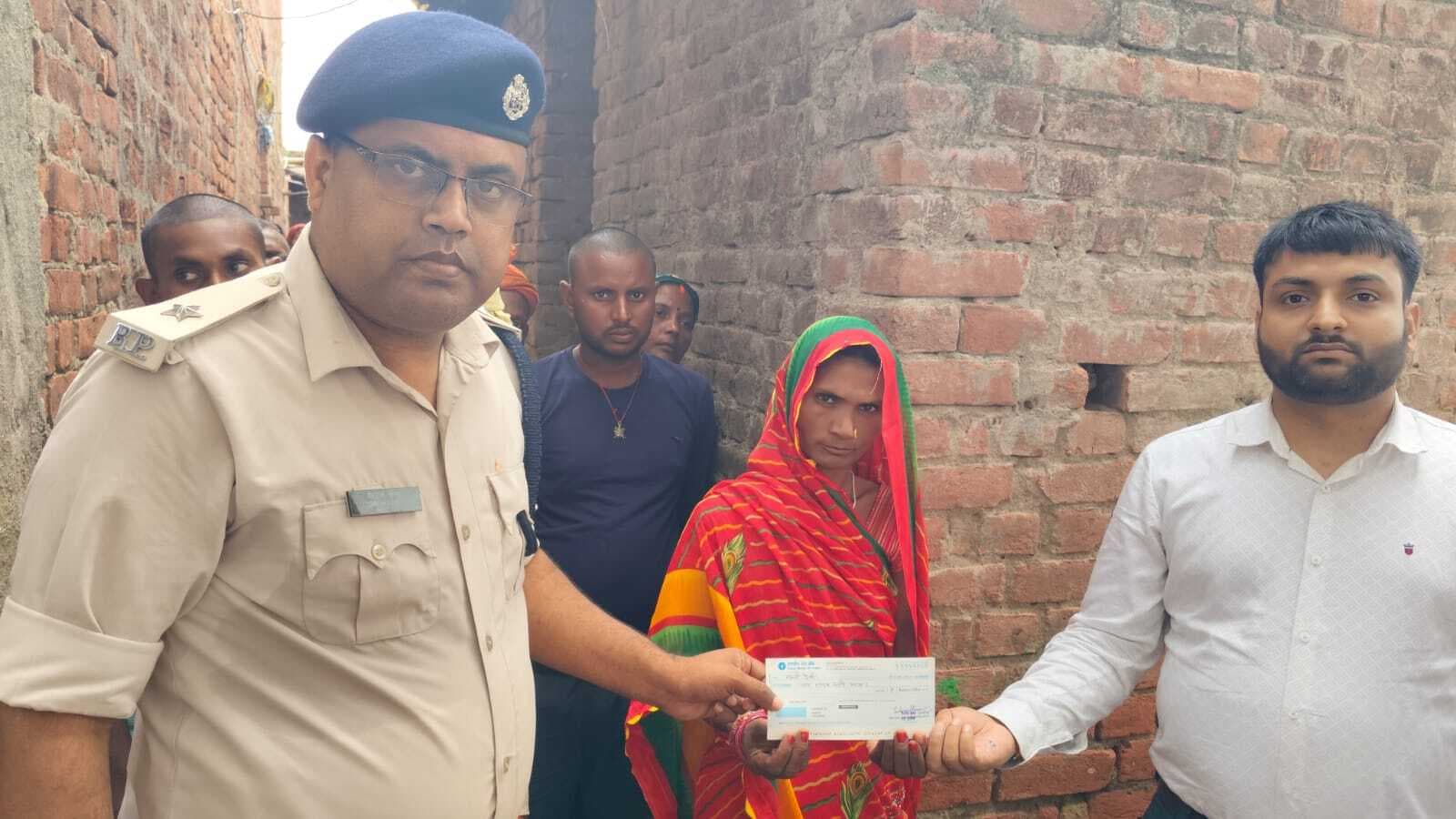 वज्रपात से मौत के बाद पत्नी को सीओ ने सौंपा चार लाख का चेक