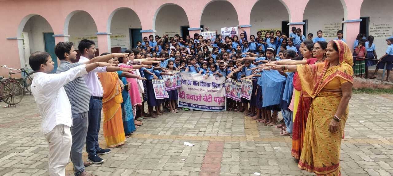 बाल विवाह के खिलाफ छात्राओं को दिलायी शपथ, किया जागरूक