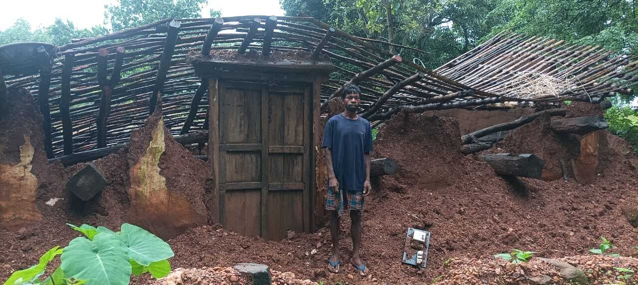 लगातार बारिश से गिरे कई घर