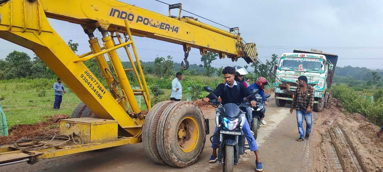 अंगराबारी-जुरदाग-कुंजला मार्ग में ट्रेलर खराब होने से सड़क जाम