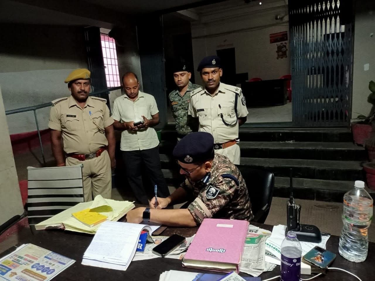 थाना आने वाले फरियादियों व लोगों काे नियमित प्रविष्टि नहीं देने पर दी हिदायत