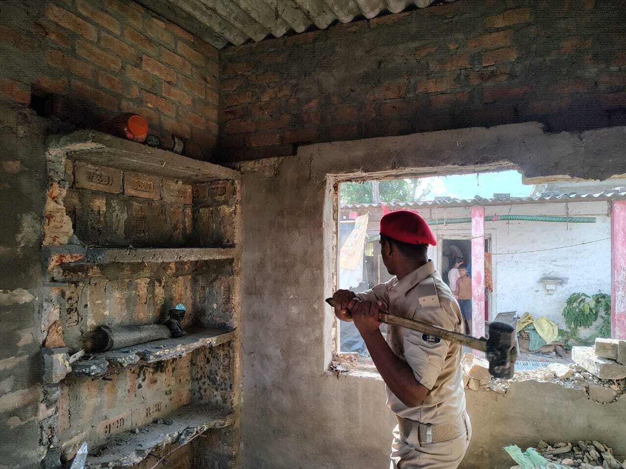 Motihari: फरार आरोपियों के घरों पर हथौड़ा-खंती लेकर पहुंची पुलिस, कुर्की के डर से 15 ने आत्मसमर्पण