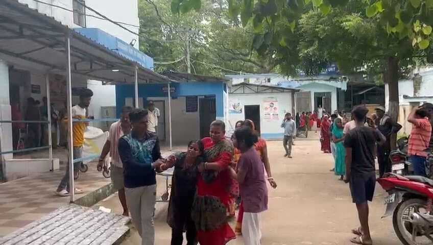 अज्ञात वाहन के धक्के से बाइक सवार की मौत, पत्नी बदहवास