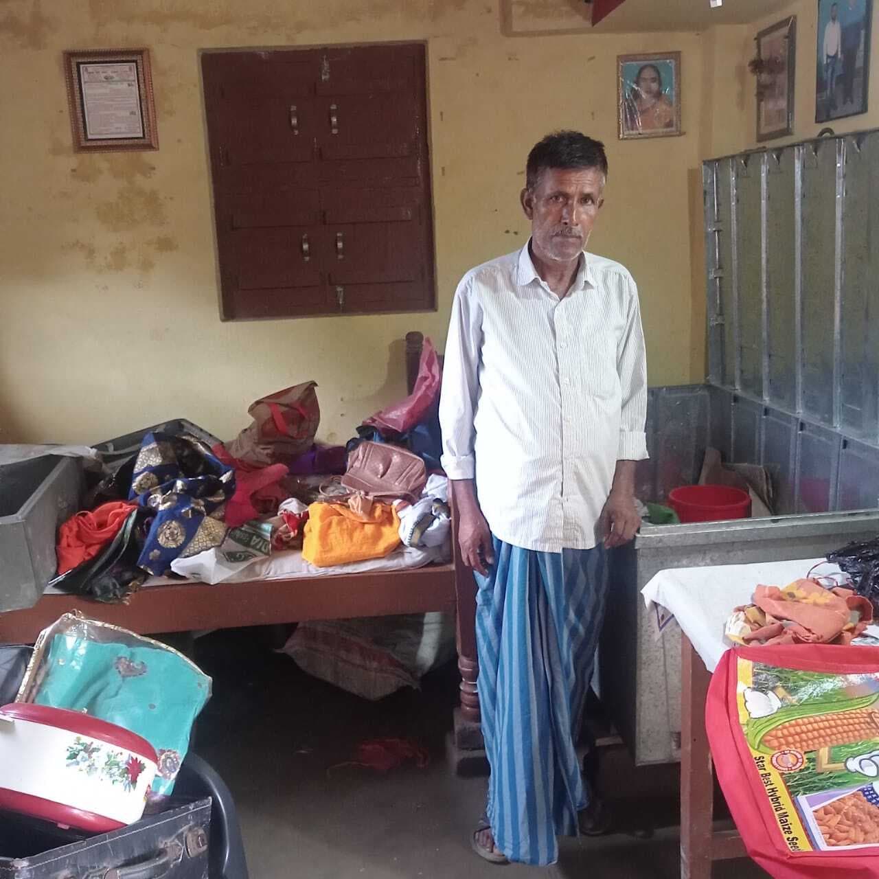 घर में हुई चोरी, पड़ोसियों पर लगाया आरोप