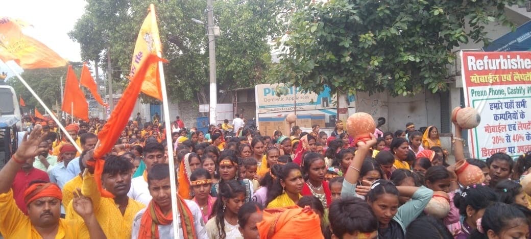 Motihari: शिव-पार्वती प्राण-प्रतिष्ठा को लेकर निकाली कलशयात्रा