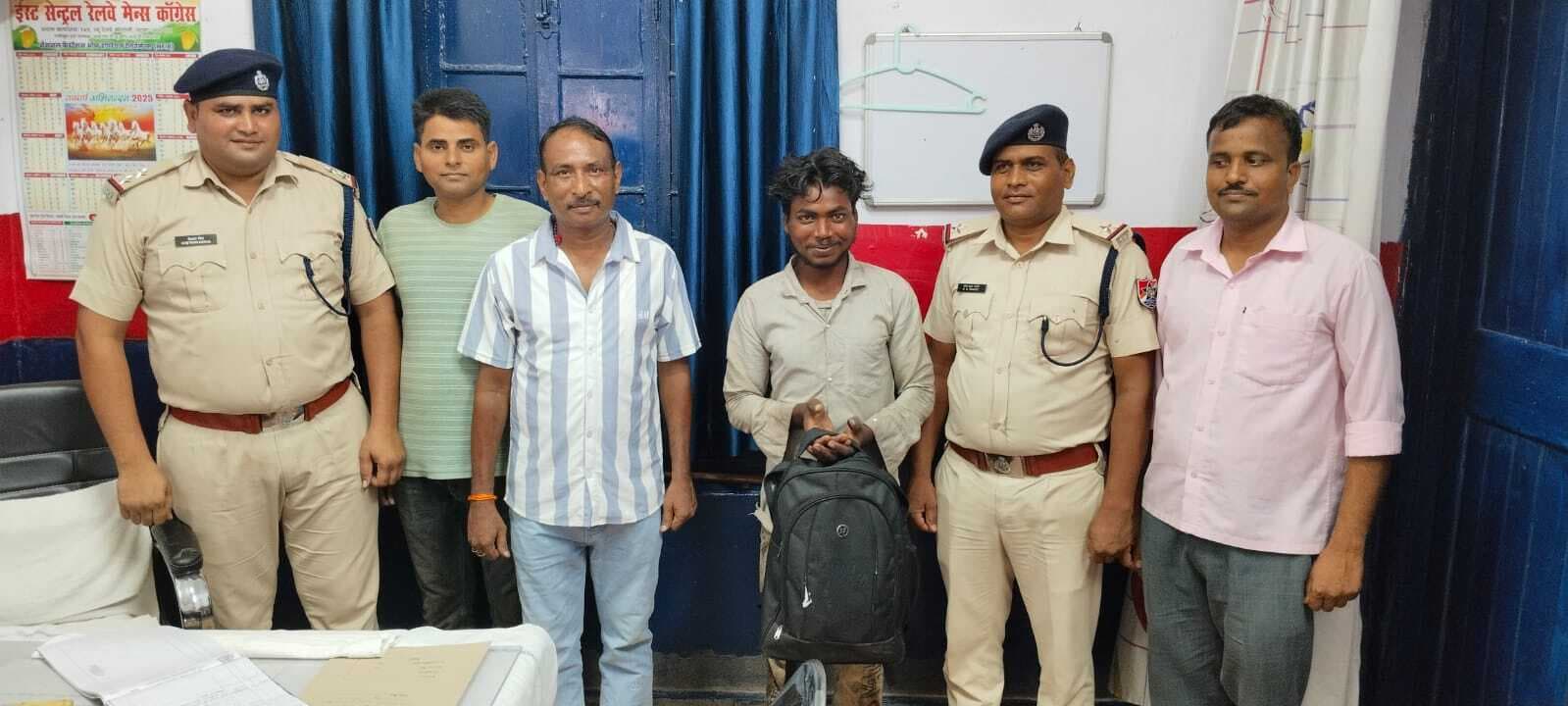 आरपीएफ ने चोरी के बैग के साथ आरोपित को पकड़ा