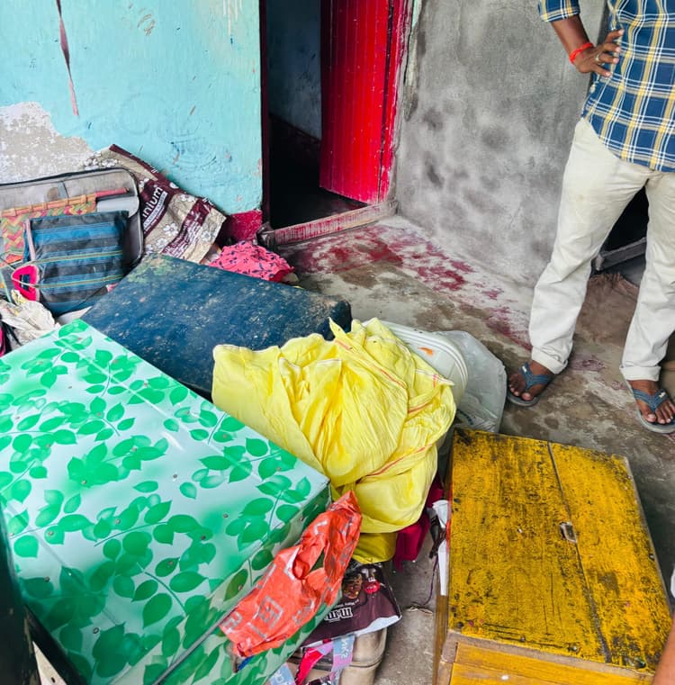 दरवाजा तोड़ 80 हजार रुपये नगदी सहित लाखों के जेवरात की चोरी