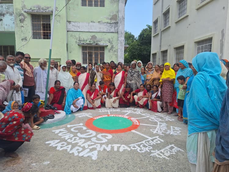 पेंशनरों के खाते में राशि आते ही खिले चेहरे