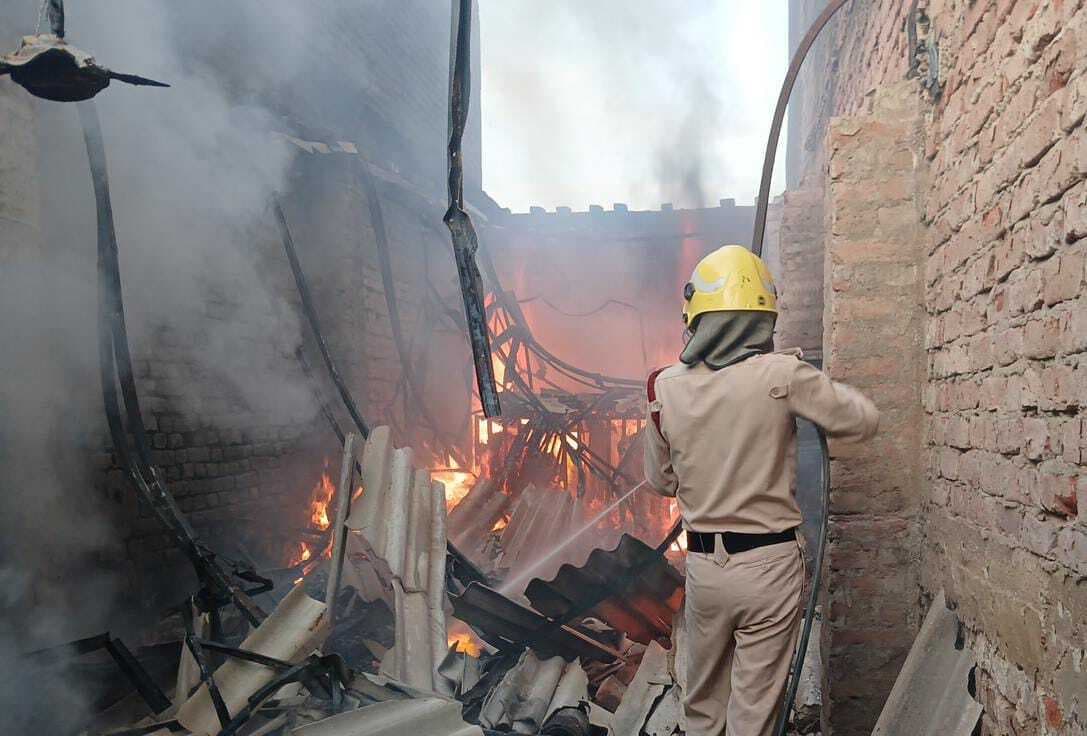 Motihari : प्लाई व हार्डवेयर की दुकान में आग लगने से 25 लाख की क्षति