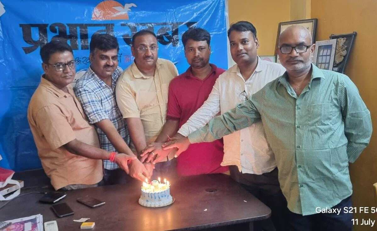 केक काटकर मनाया गया प्रभात खबर का 29 वां स्थापना दिवस