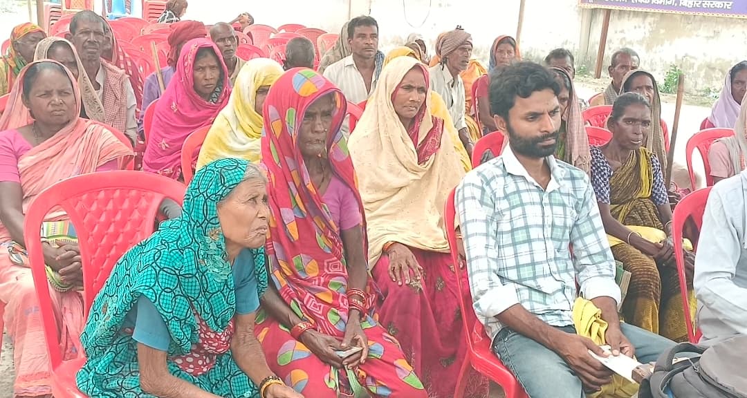 सामाजिक सुरक्षा पेंशन योजना के तहत बढ़ी हुई पेंशन राशि के सीधा प्रसारण देखने उमड़ी भीड़