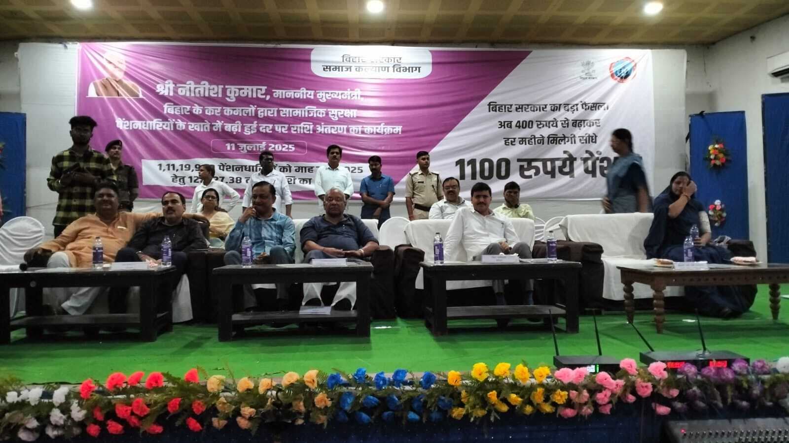 सीएम ने 3.2 लाख पेंशनधारियों के खाते में हस्तांतरित किये 33.30 करोड़