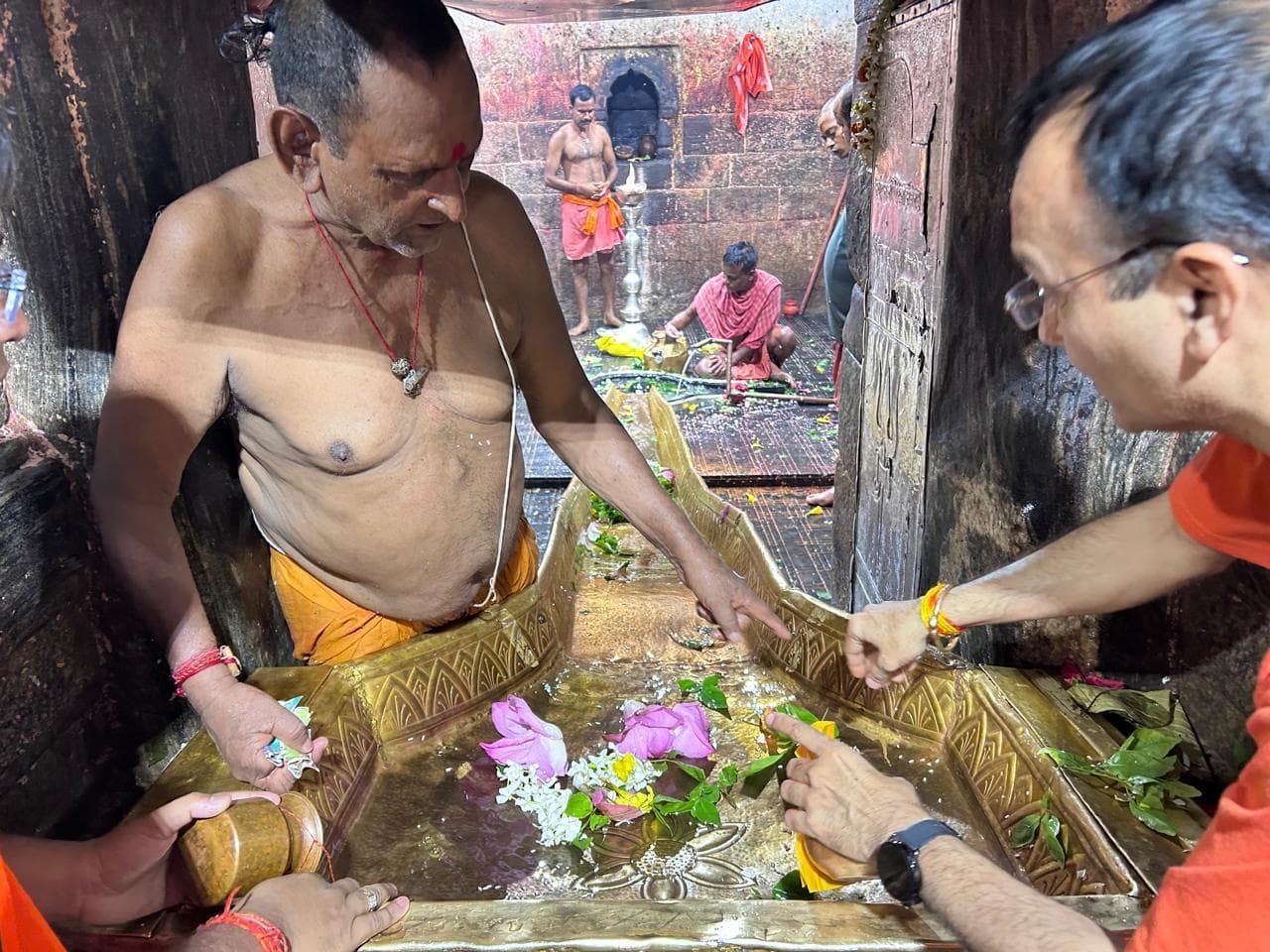 Deoghar News : केसरियामय हुई बाबा नगरी, पहले दिन 1.27 लाख कांवरियों ने चढ़ाया जल