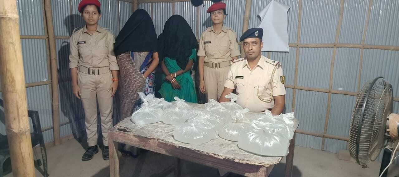 12 लीटर देसी शराब के साथ दो महिला तस्कर गिरफ्तार