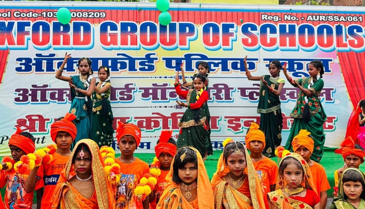 स्कूली बच्चों ने कांवर यात्रा की झांकी निकालकर सावन का किया स्वागत