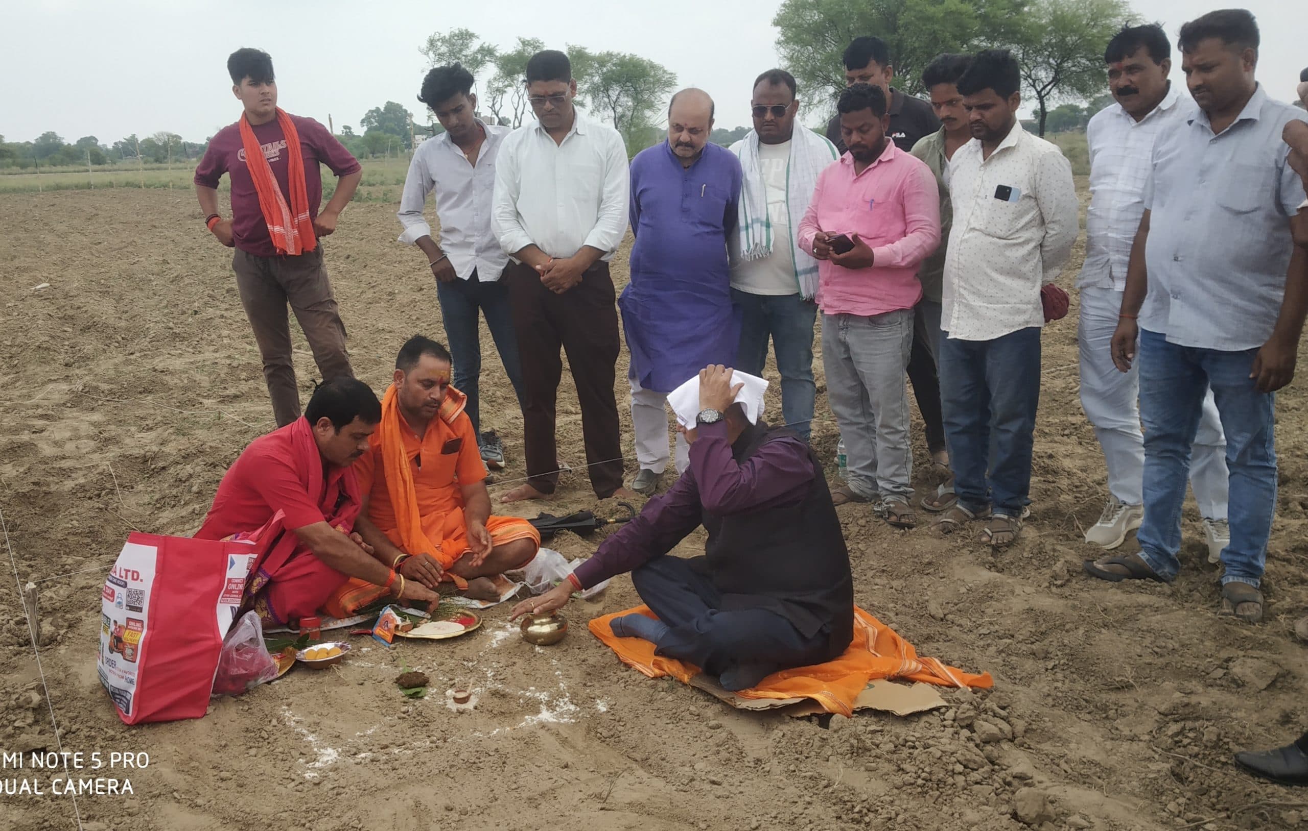 15 लाख की लागत से बननेवाले शेड के लिए हुआ भूमि पूजन