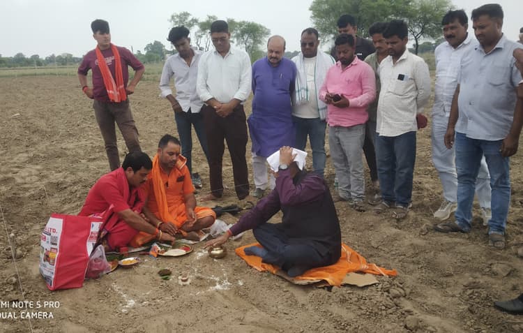 15 लाख की लागत से बननेवाले शेड के लिए हुआ भूमि पूजन