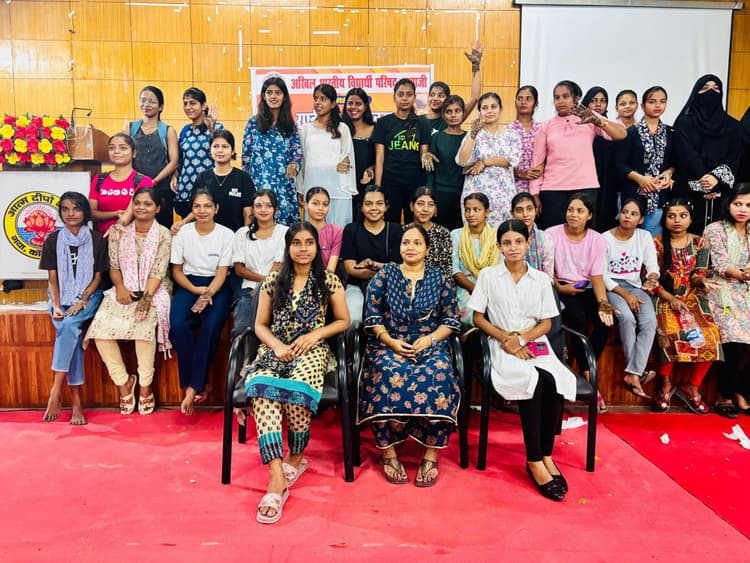 राष्ट्रीय विद्यार्थी दिवस पर मेहंदी प्रतियोगिता का आयोजन