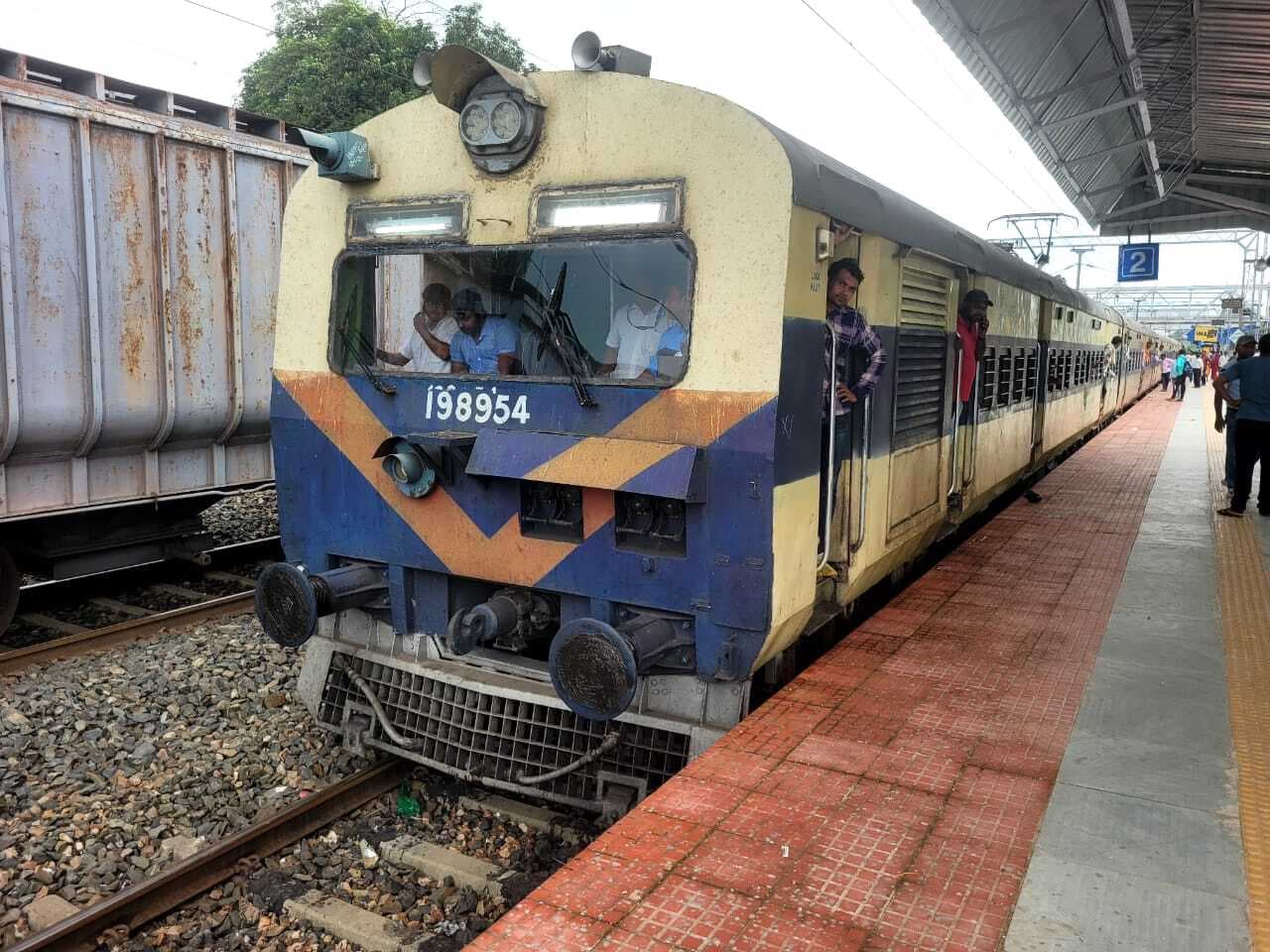 Deoghar News : देवघर-पटना मेमू ट्रेन में आयी तकनीकी खराबी, ढाई घंटे खड़ी रही