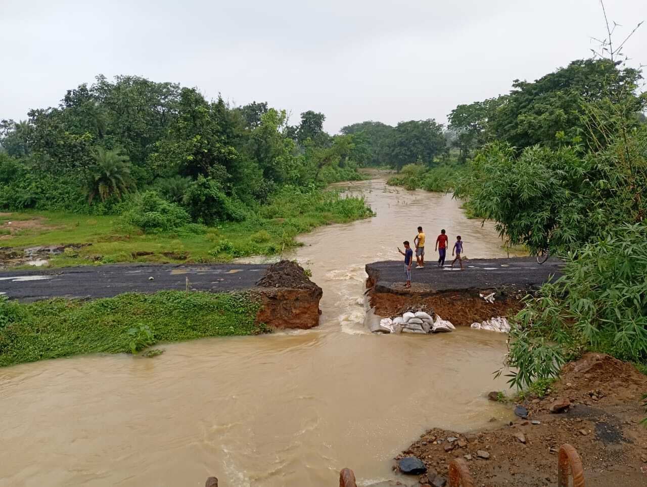 लीड : इसमल्ला-सादीपुर के बीच पुल का डायवर्सन टूटा