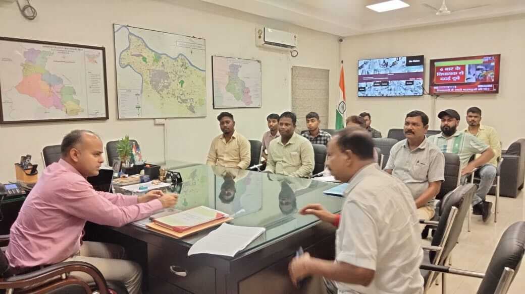 Jamshedpur news. यूसिल के विस्थापित व प्रभावित परिवार अपनी समस्याओं को लेकर डीसी से मिले