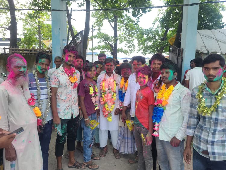 जीते उम्मीदवारों के समर्थकों ने मनायी खुशी