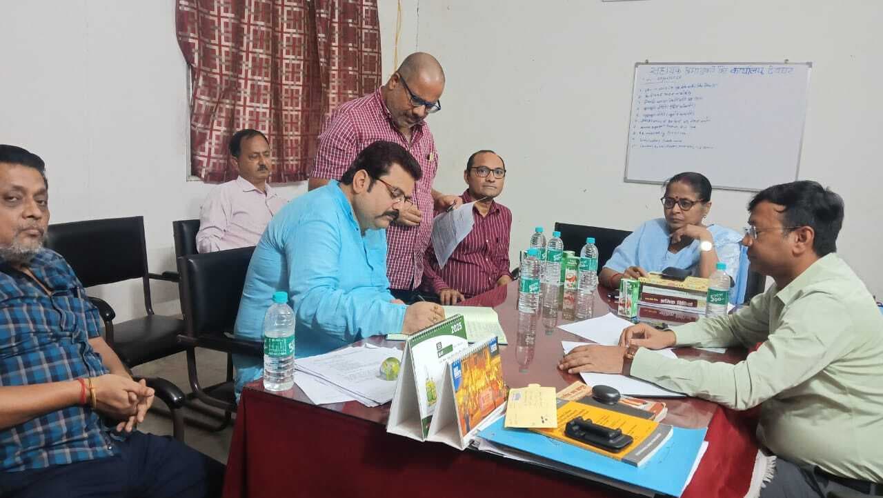 Deoghar News : कर्मियों से आठ घंटे ही काम करवायें, हर माह की सात तारीख तक मजदूरी भुगतान करें : श्रम अधीक्षक