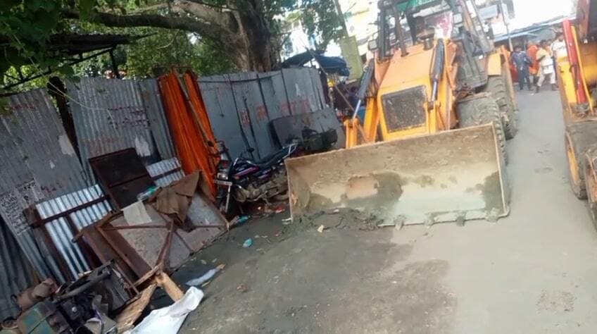 Deoghar News : मेला क्षेत्र में हटायी गयीं 200 अस्थायी दुकानें, ठेले वालों को दी गयी चेतावनी