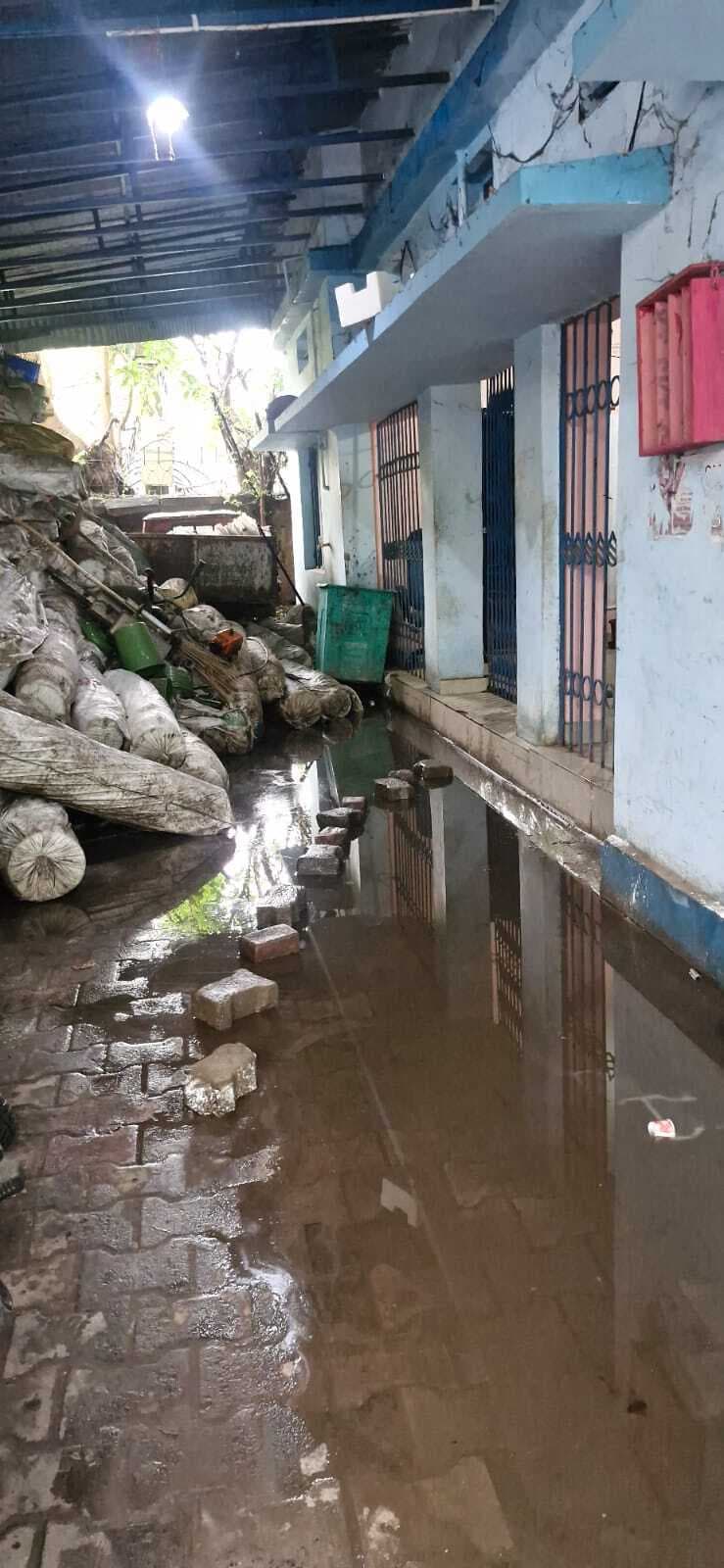 Jamshedpur news. मानगो निगम के पुराने कार्यालय में जमा हुआ पानी, अब तक नहीं बंटा डस्टबिन