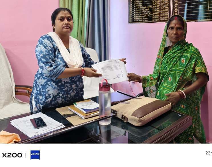 उपचुनाव में निर्वाचित पंच व वार्ड सदस्य को मिला प्रमाण पत्र