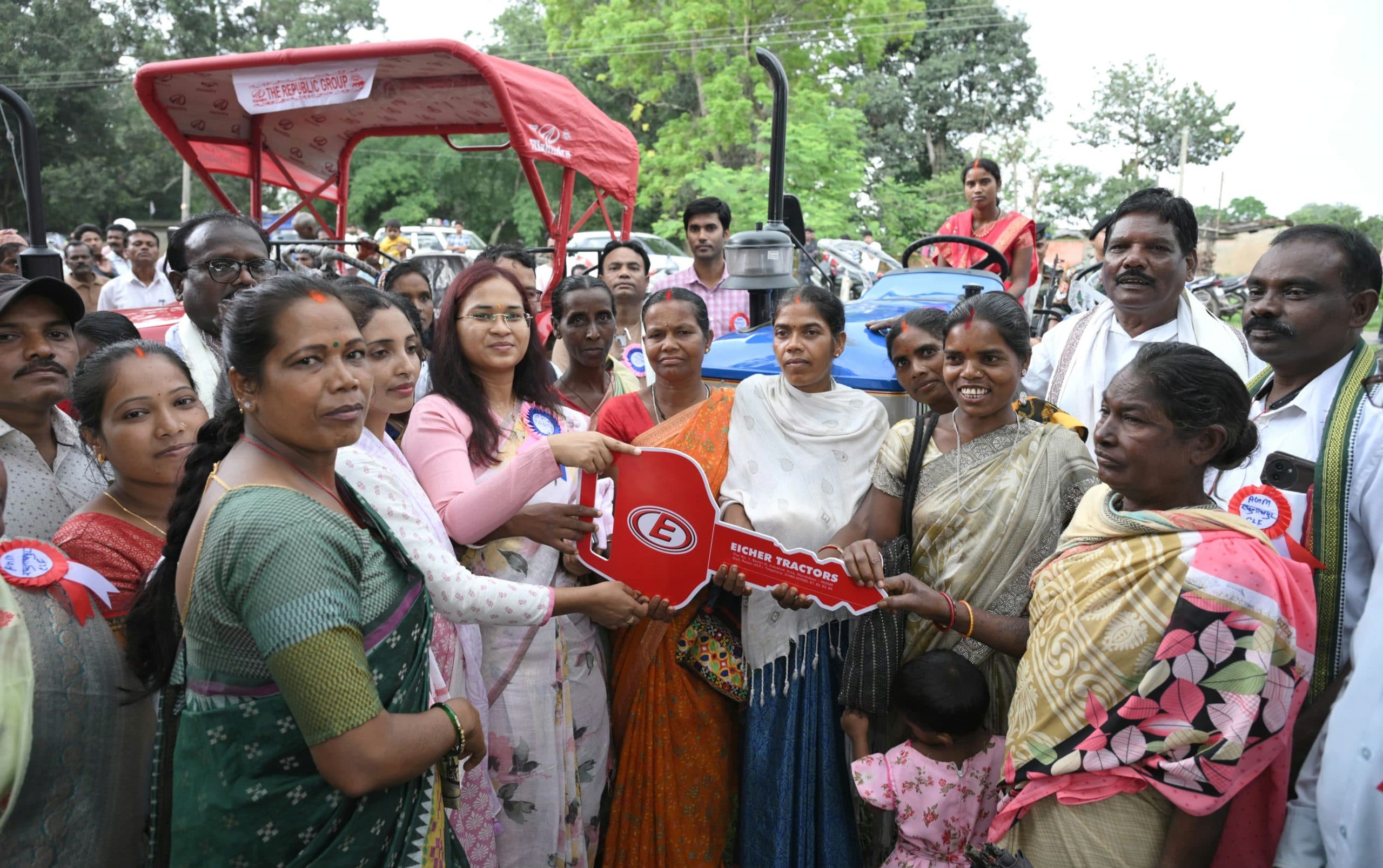 महिला समूहों को ट्रैक्टर, बीज व बत्तख का चूजा का वितरण