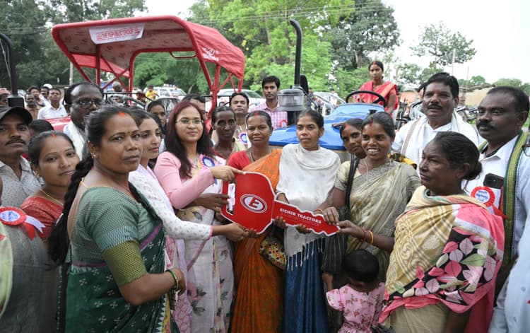 महिला समूहों को ट्रैक्टर, बीज व बत्तख का चूजा का वितरण