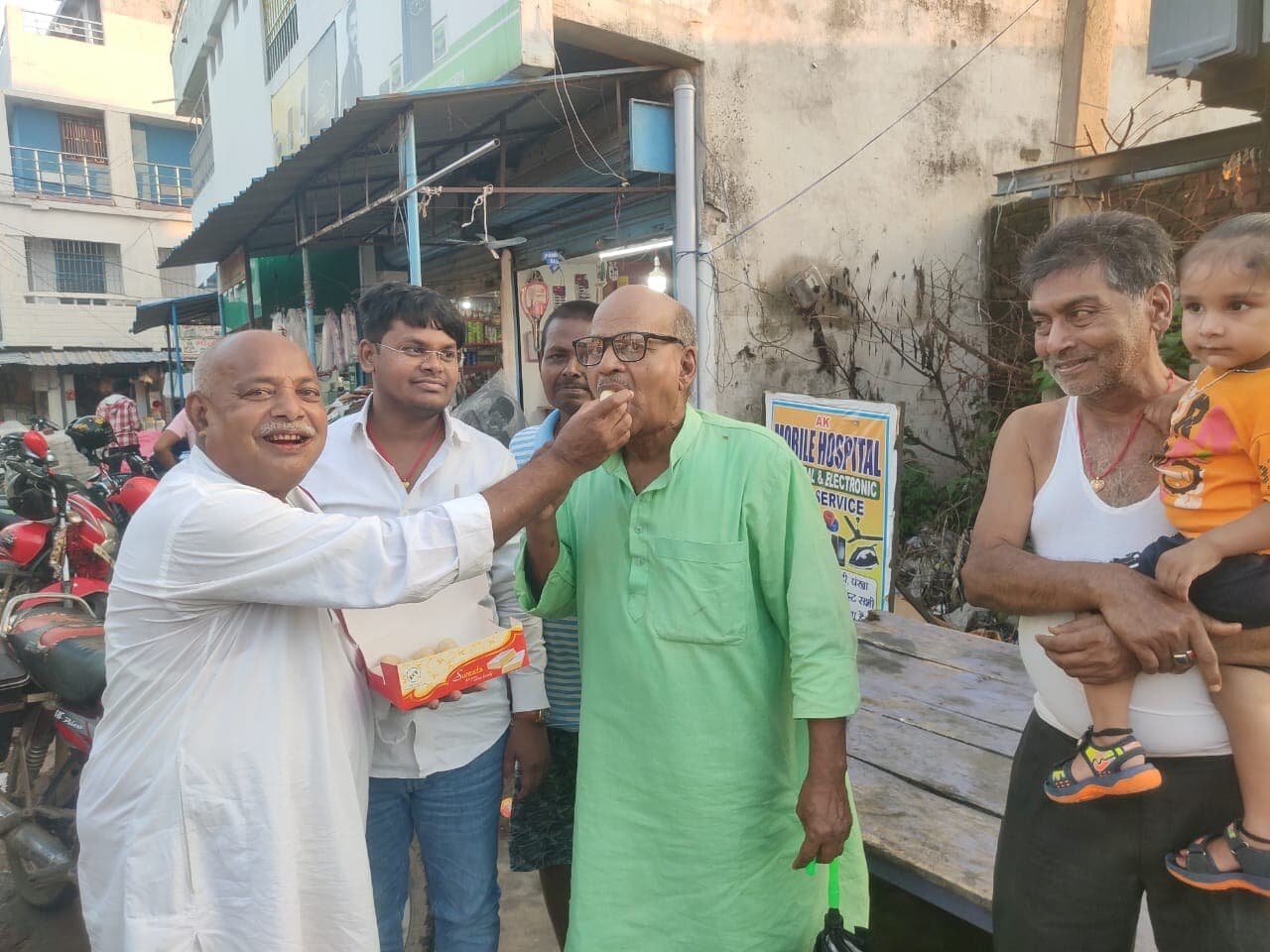 मुख्यमंत्री ने पेंशनधारियों को दी सौगात, लाभुकों ने बांटी मिठाई