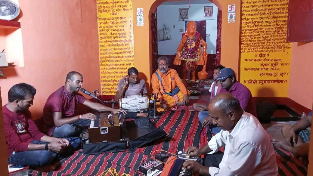 करौं: भजन गाकर श्रद्धालुओं को खूब झुमाया