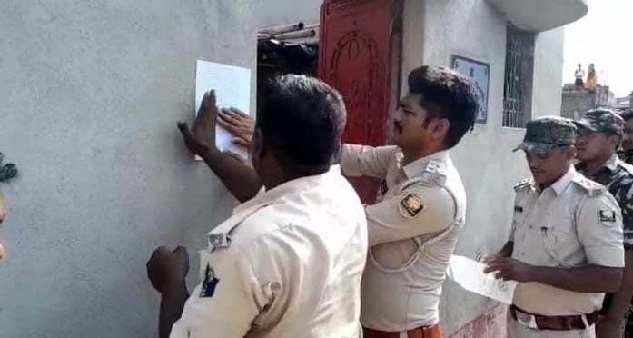 मुखिया हत्याकांड में फरार सात अभियुक्तों के घर पुलिस ने चिपकाया इश्तिहार