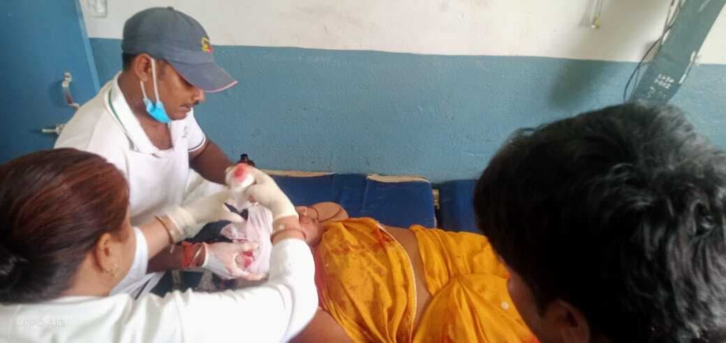 दो बाइकों की टक्कर के बाद ट्रक की चपेट में आकर दंपती गंभीर घायल