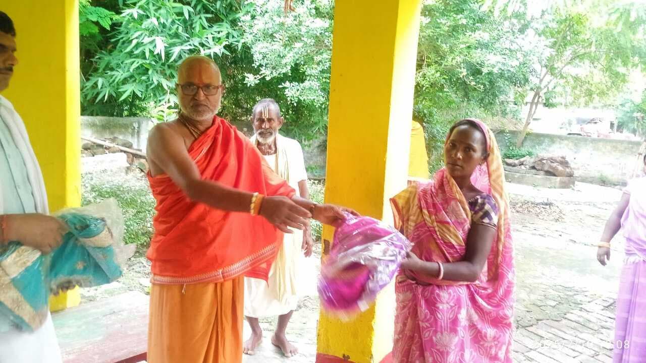 गुरु पूर्णिमा पर गरीबों के बीच वस्त्र का वितरण