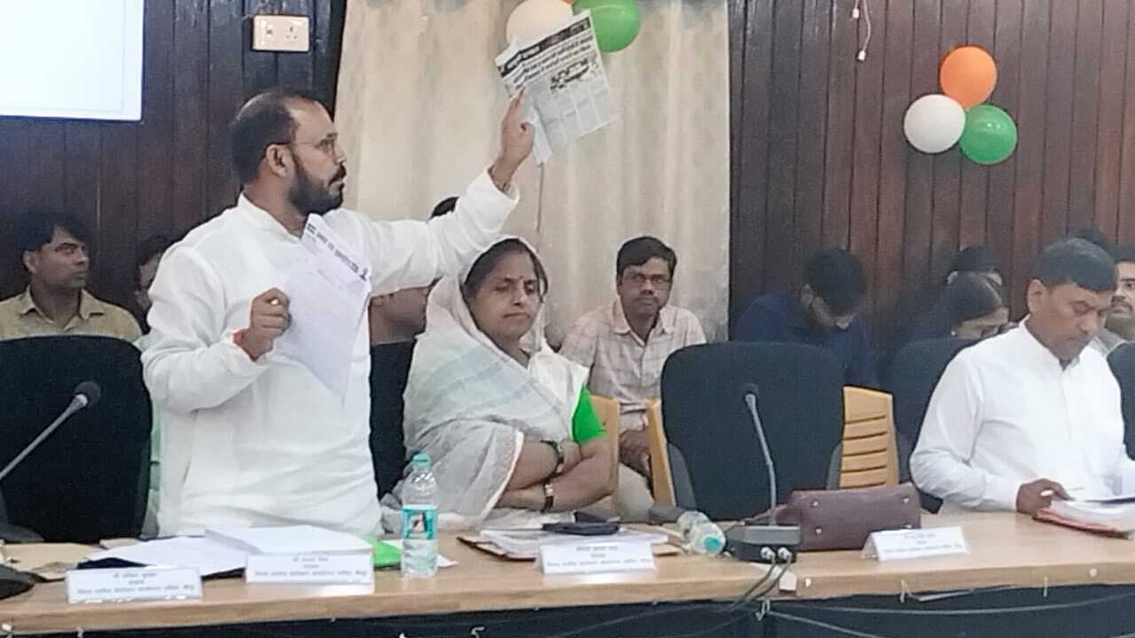 कार्यान्वयन समिति की बैठक में छाया प्रभात खबर, मंत्री को प्रति दिखा मनरेगा में गड़बड़ी का उठाया मुद्दा